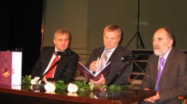 Viktoro Denisenko nuotraukoje: knygos autoriai (iš kairės) Saulius Špokevičius, Rimantas Šana ir Voicechas Piotrovičius